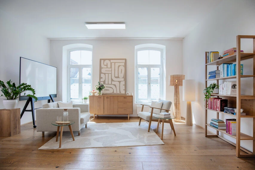 Raumübersicht mit Couch, Stühlen, Teppich