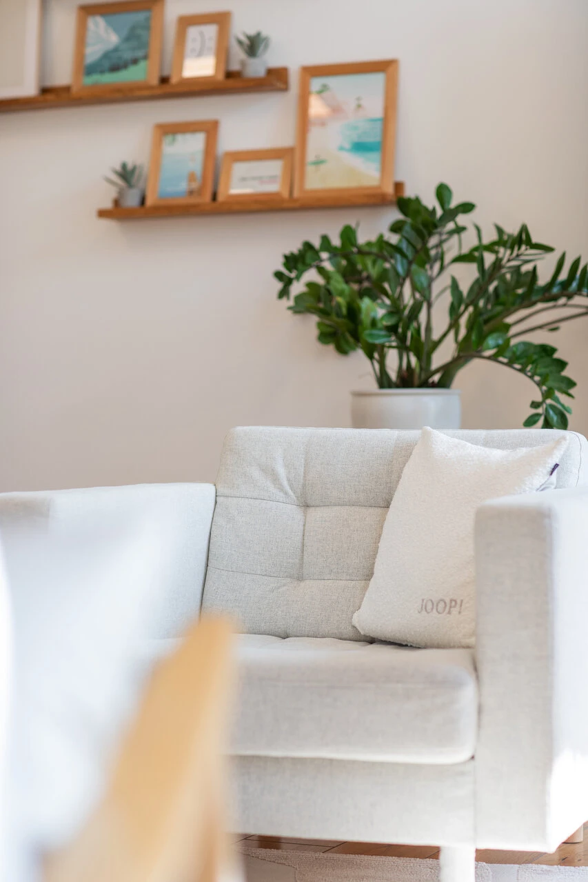 Die gemütliche Couch im Büro von Nina Haberlehner