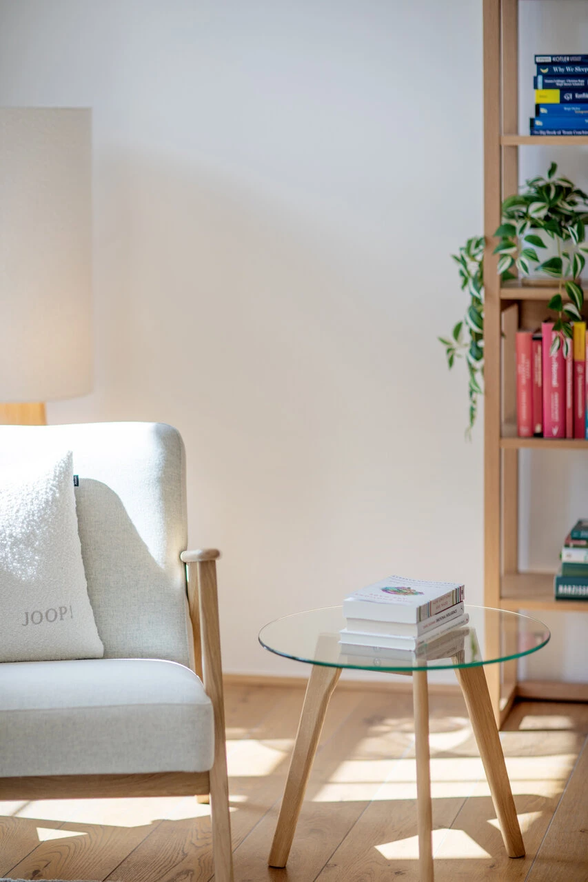 Detailbild mit Couchtisch und einem Teil des Regals im Büro von Nina Haberlehner