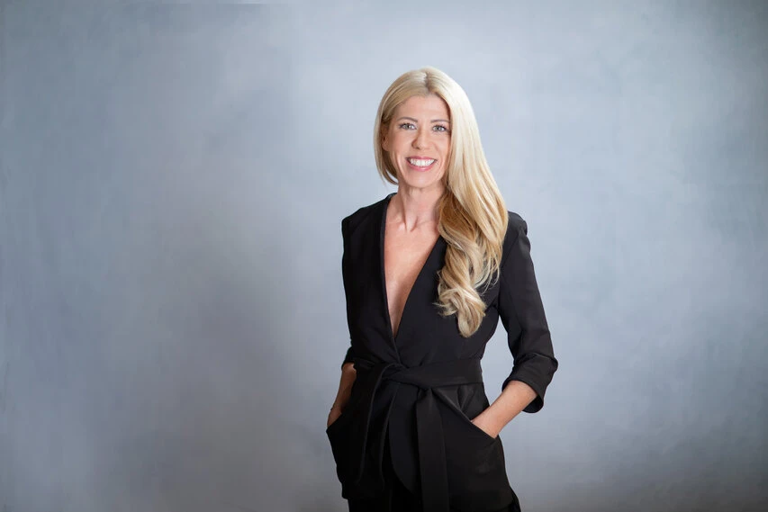 Nina Haberlehner in verschiedenen Outfits vor verschiedenen Hintergründen beim Fotoshooting