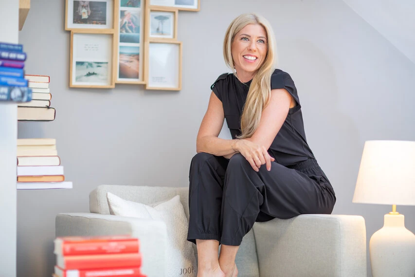 Nina Haberlehner in verschiedenen Outfits vor verschiedenen Hintergründen beim Fotoshooting