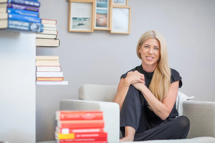 Nina Haberlehner in verschiedenen Outfits vor verschiedenen Hintergründen beim Fotoshooting
