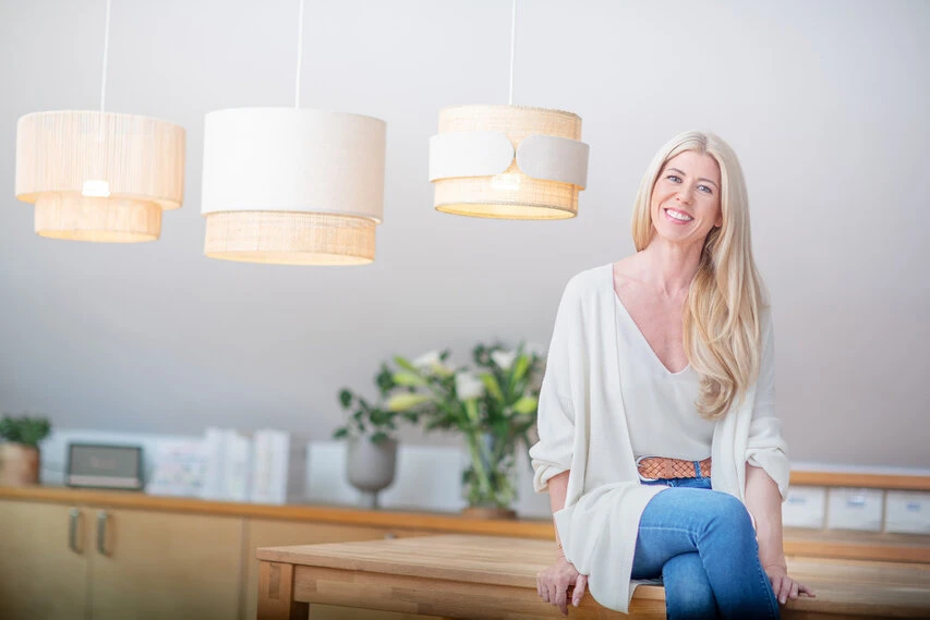 Nina Haberlehner in verschiedenen Outfits vor verschiedenen Hintergründen beim Fotoshooting