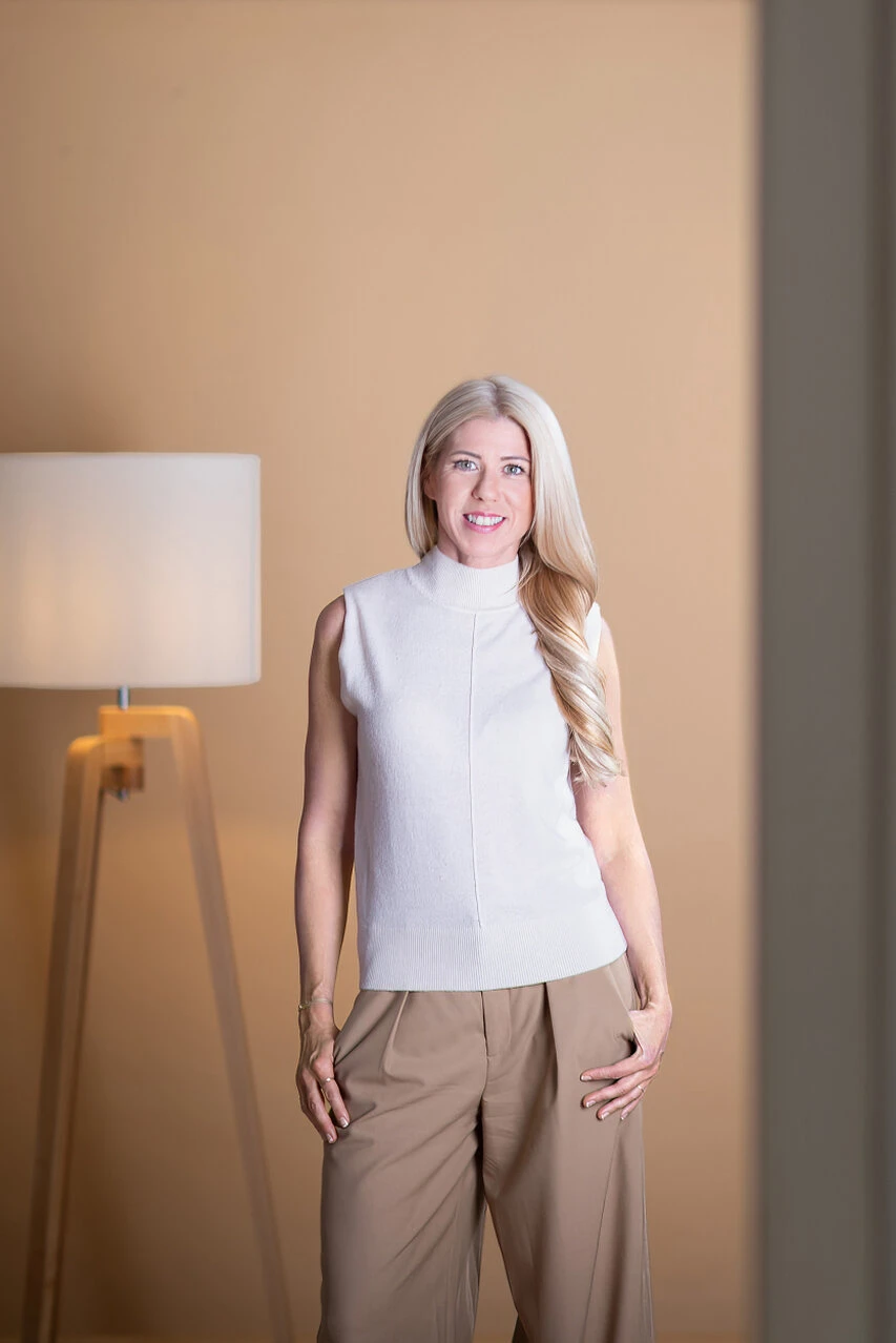 Nina Haberlehner in verschiedenen Outfits vor verschiedenen Hintergründen beim Fotoshooting