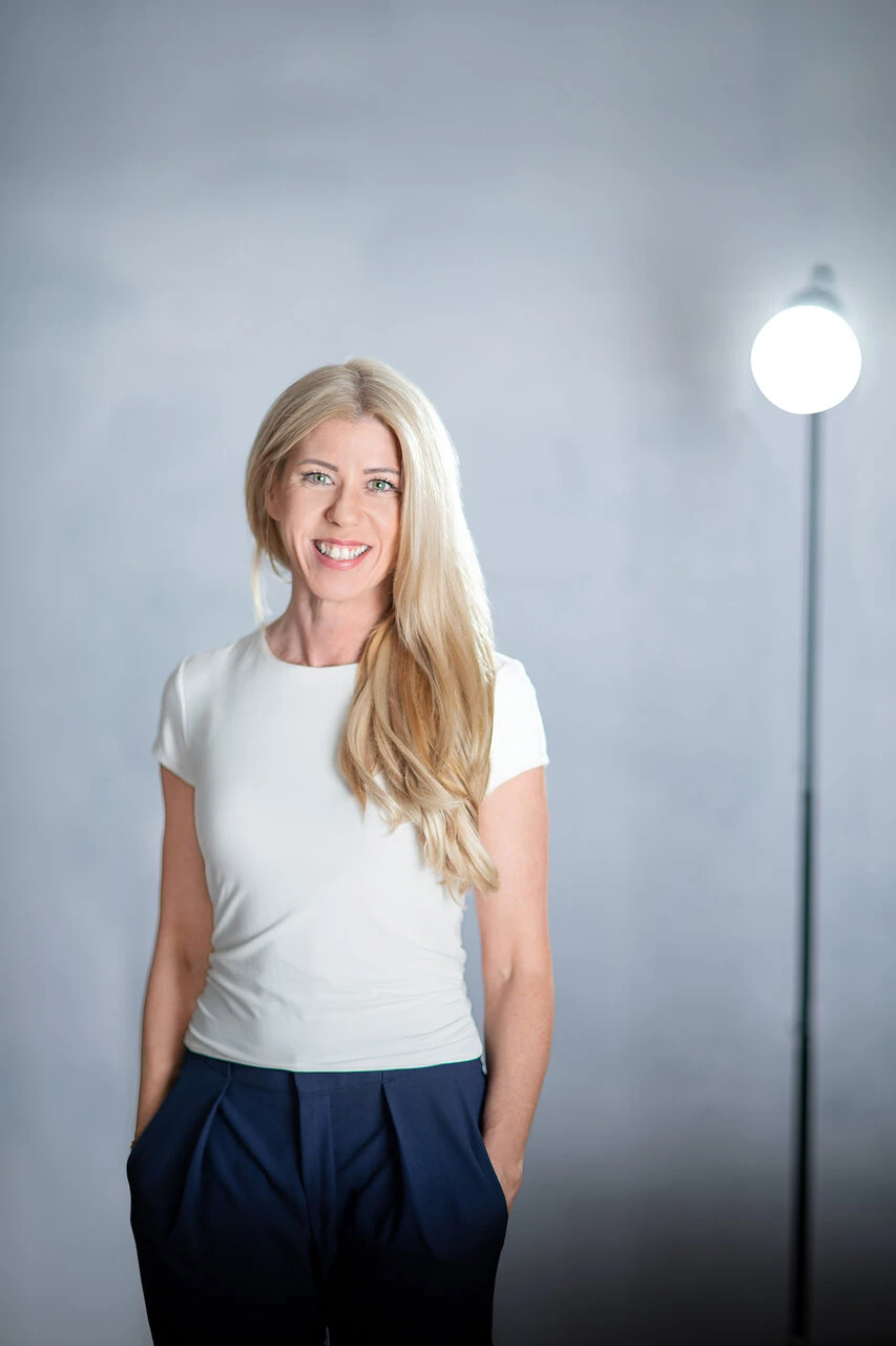 Nina Haberlehner in verschiedenen Outfits vor verschiedenen Hintergründen beim Fotoshooting