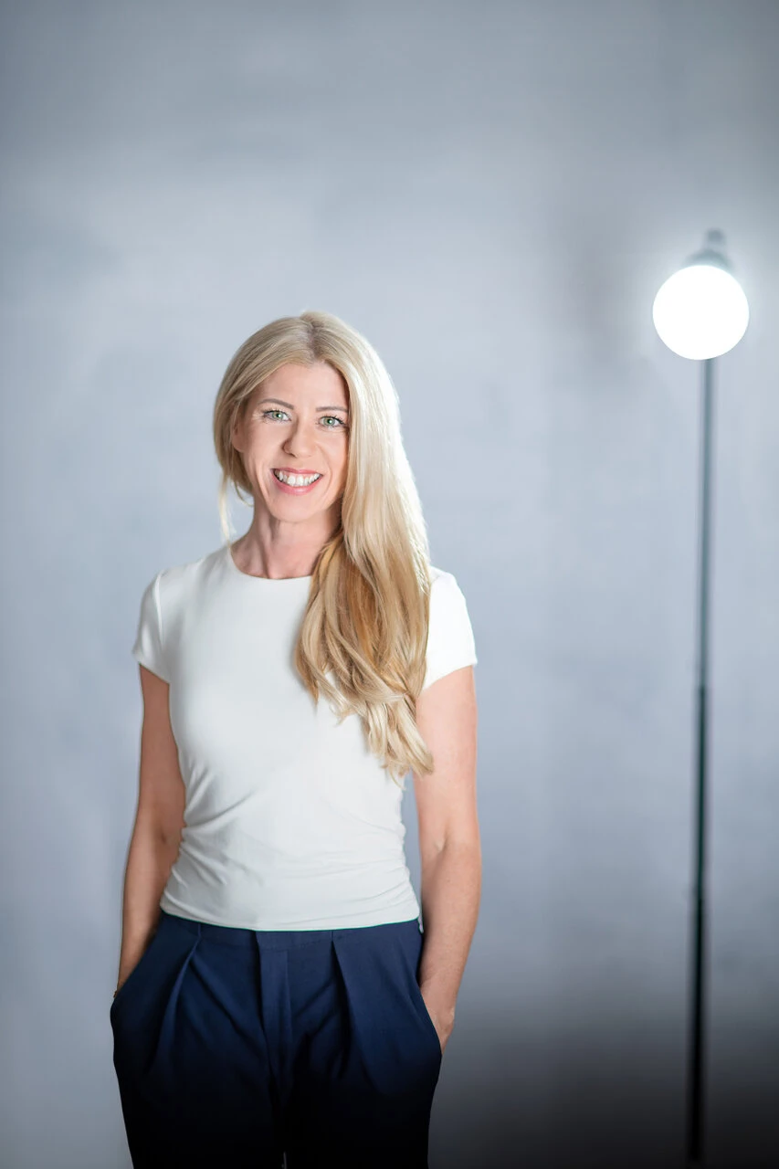 Nina Haberlehner in verschiedenen Outfits vor verschiedenen Hintergründen beim Fotoshooting