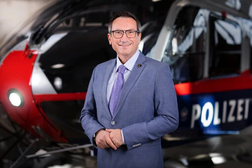 Verschiedene Mitarbeiter:innen der Flugpolizei Wien