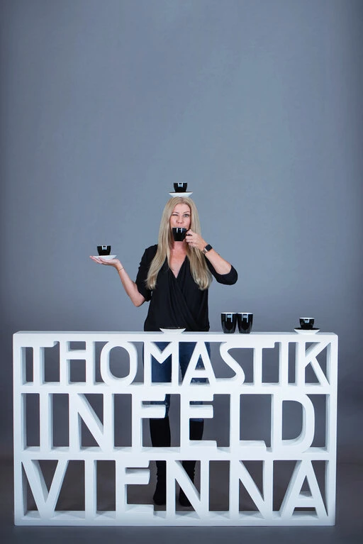 Portraits von Mitarbeiter:innen der Saitenmanufaktur Thomastik-Infeld