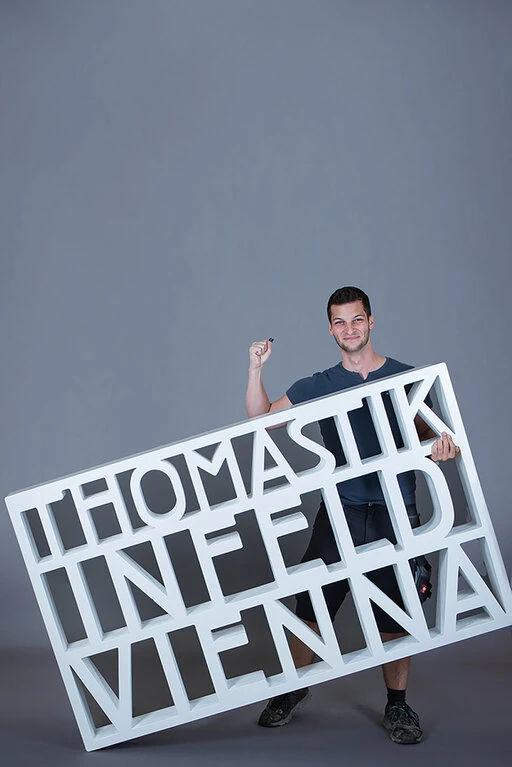 Portraits von Mitarbeiter:innen der Saitenmanufaktur Thomastik-Infeld