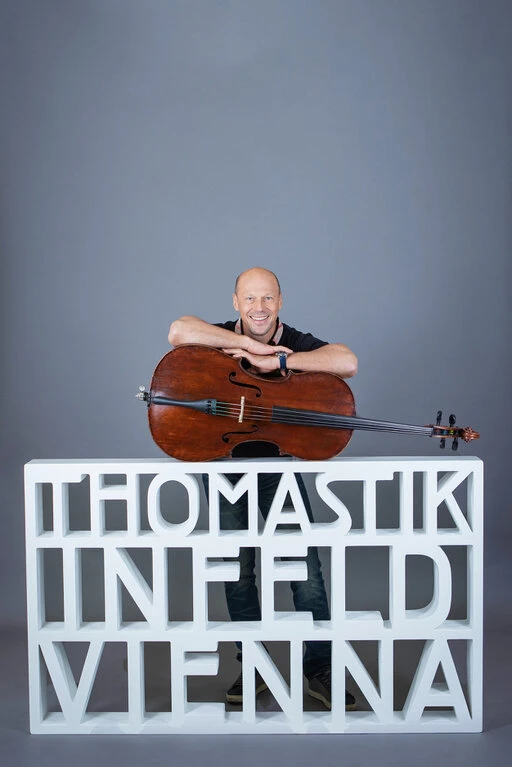 Portraits von Mitarbeiter:innen der Saitenmanufaktur Thomastik-Infeld
