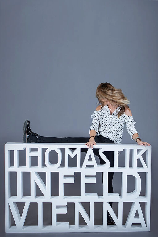 Portraits von Mitarbeiter:innen der Saitenmanufaktur Thomastik-Infeld