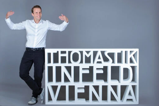 Portraits von Mitarbeiter:innen der Saitenmanufaktur Thomastik-Infeld