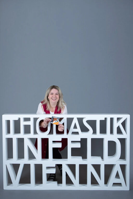 Portraits von Mitarbeiter:innen der Saitenmanufaktur Thomastik-Infeld