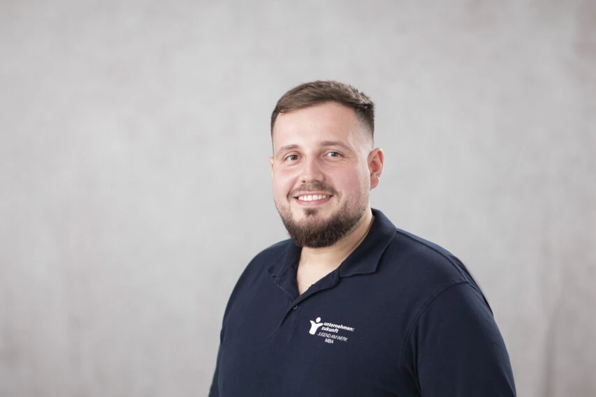 Portraits von Mitarbeiter:innen der Organisation "Jugend am Werk"