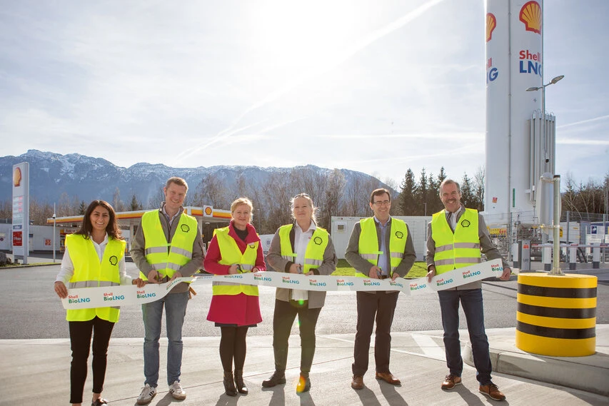 Shell Tankstelle am Walserberg, Salzburg, wurde von 5 Personen feierlich mit Schnitt durch das Band eröffnet.