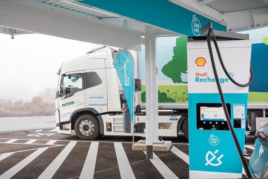 Lastkraftwagen mit Elektromotor wird an einem Shell Recharge (300kw) Terminal geladen.