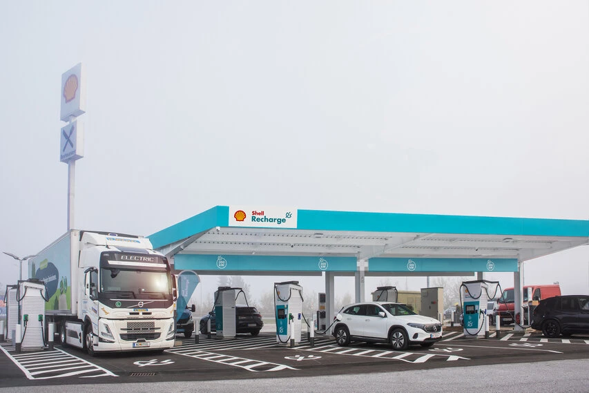 Fahrzeuge an einer Shell Elektro-Schnellladestation 