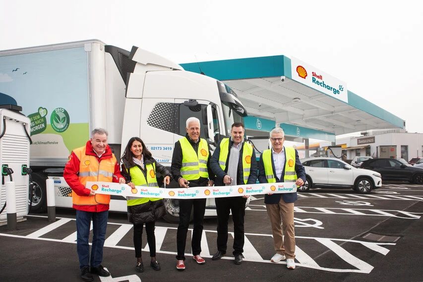 Schnitt durch das Band bei der Eröffnung der Schnellladestation u.a. für LKW von Shell recharge