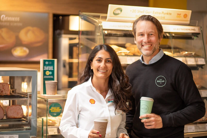 Fr. Naglis und Herr Goos in einem Shell Tankstellenshop bei der Einführung von Recup in den Rewe-Billa-Shell-Shops.