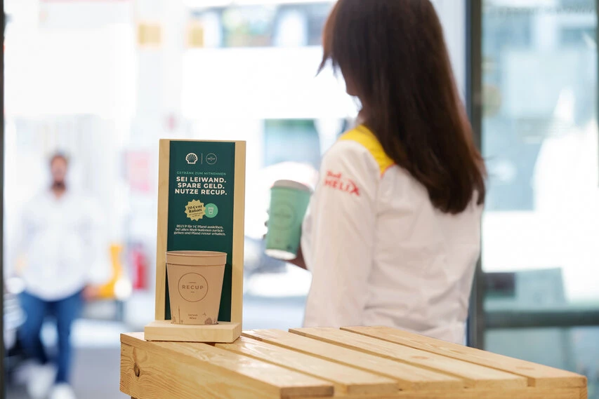 Verkaufsständer mit Recup in einer klassischen Shell Tankstelle