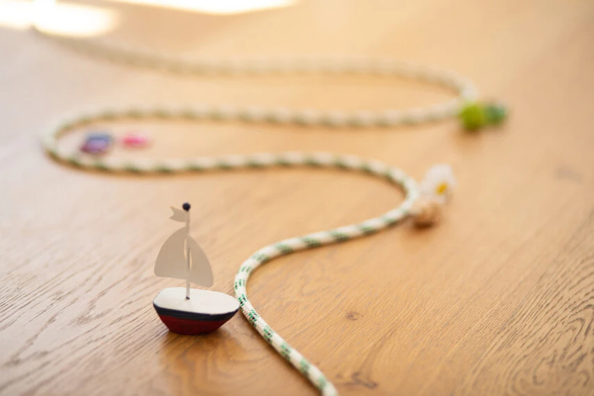 Schnur mit Schiff und anderen Dingen