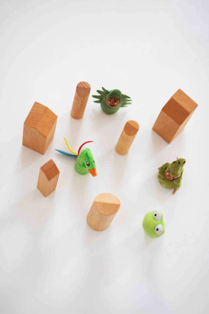 Verschiedene Figuren auf einem Tisch, um eine Familienaufstellung durchführen zu können.