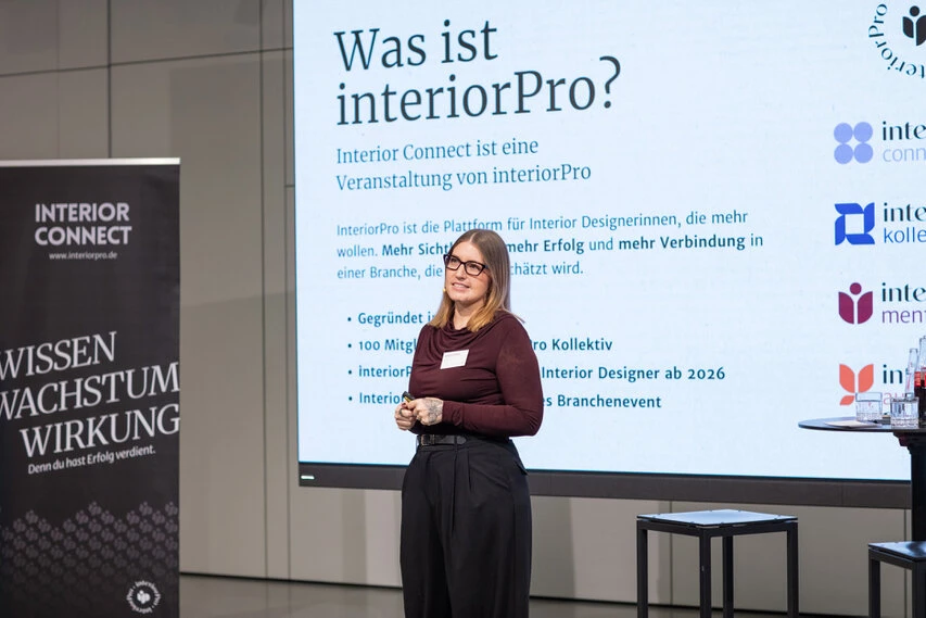 Die Vortragende Jacqueline Heineis spricht zum Publikum