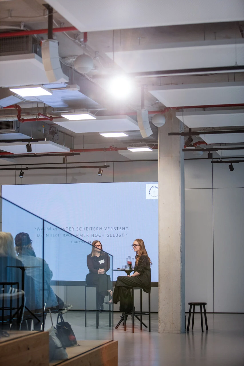 Die Interiordesignerinnen Gini Dörfler und Jacqueline Heineis im Talk bei der InteriorConnect 2025