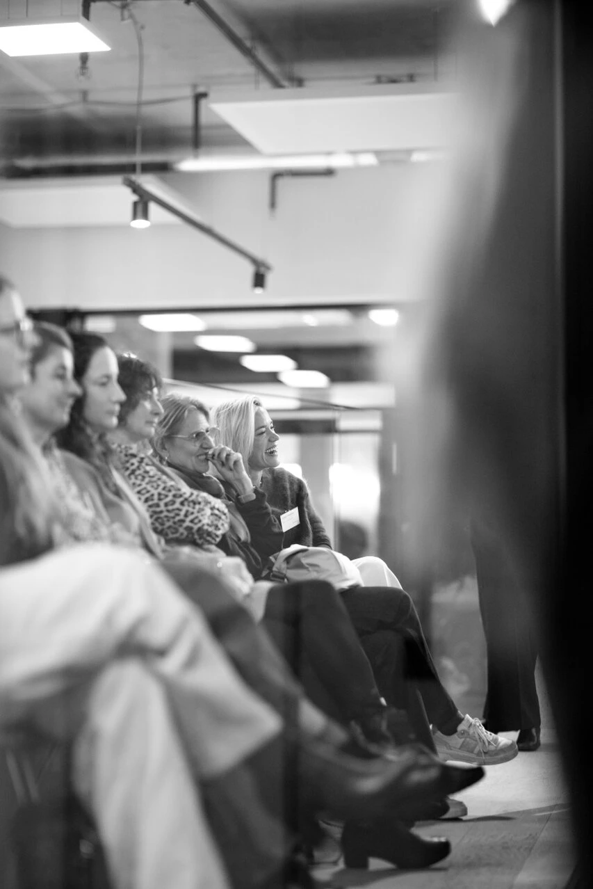 Frauen im Publikum lachen und haben Spass an der Veranstaltung
