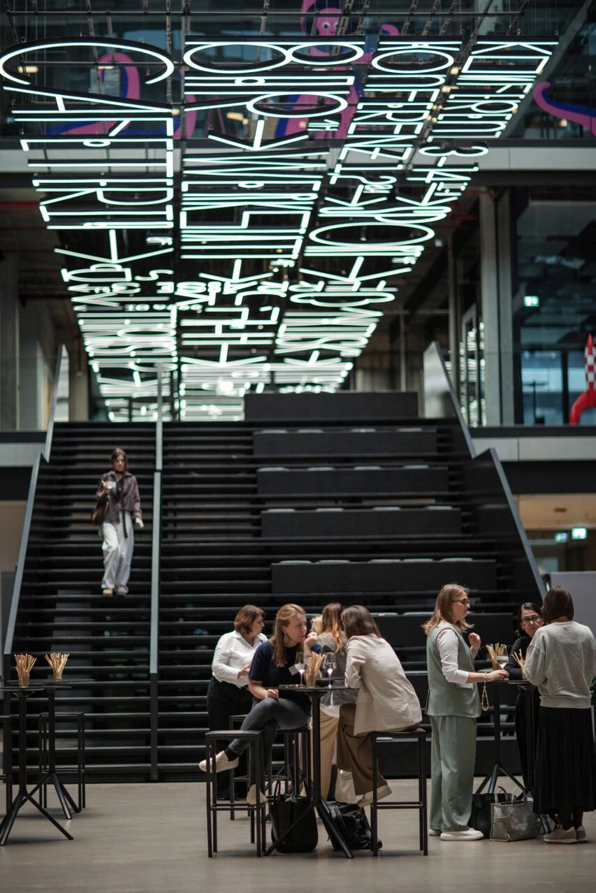 Teilnehmerinnen paludern beim Snack im Foyer des HOC